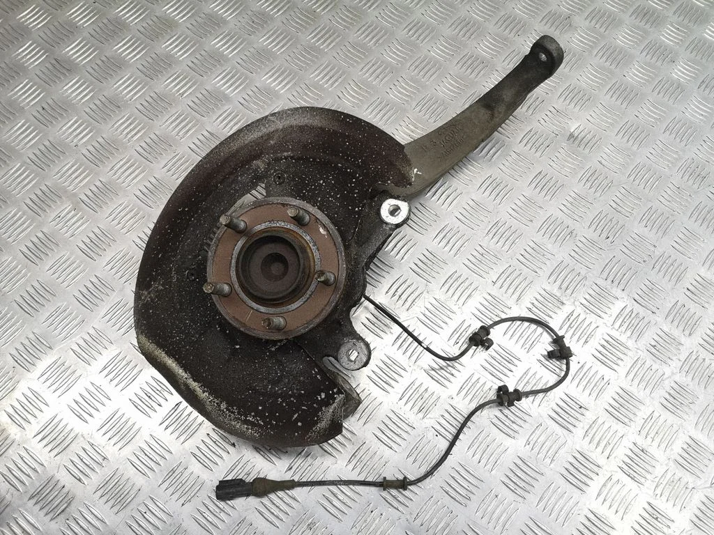 Front wheel hub – left
