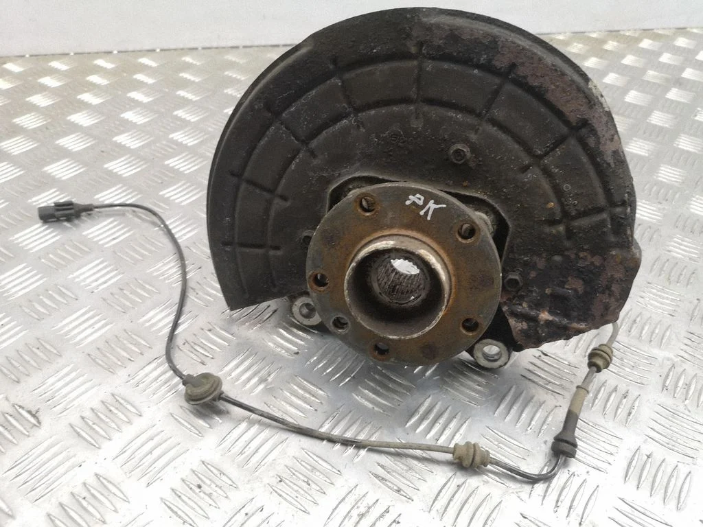 Front wheel hub – left