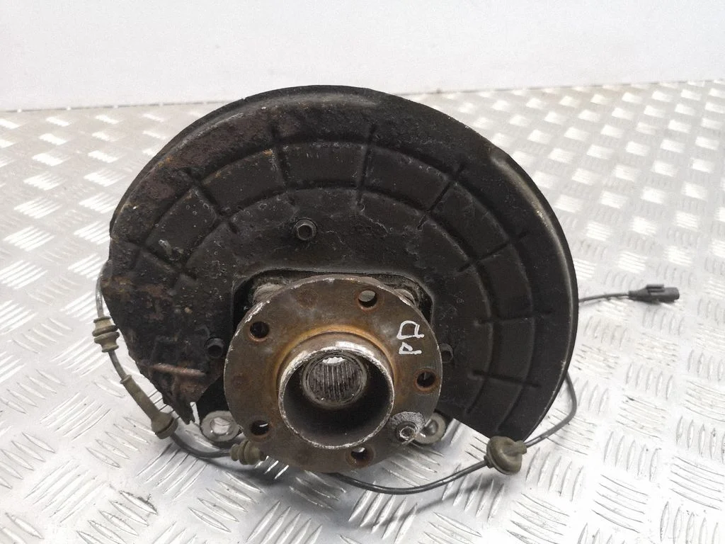 Front wheel hub – right