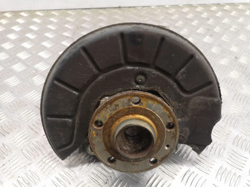 Front wheel hub – left