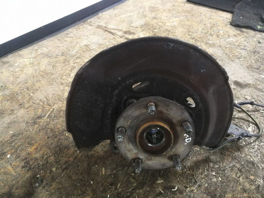 Front wheel hub – right