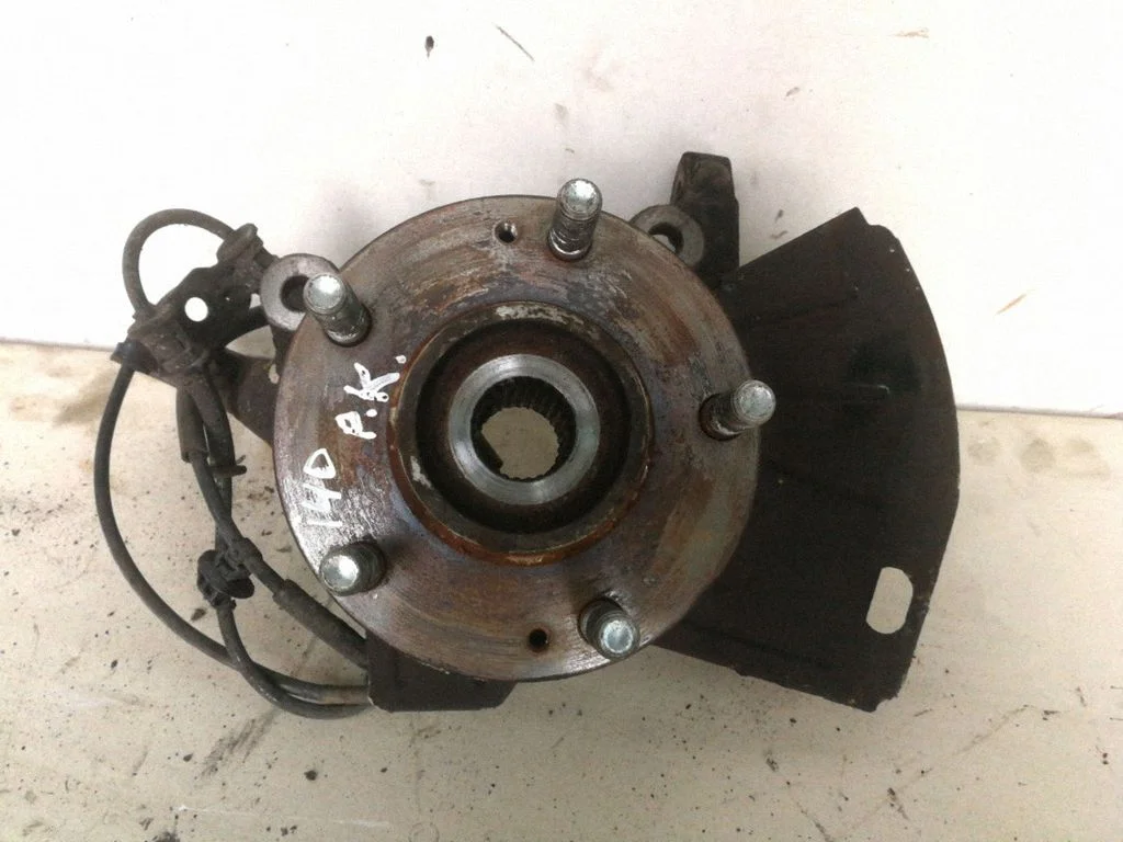 Front wheel hub – left