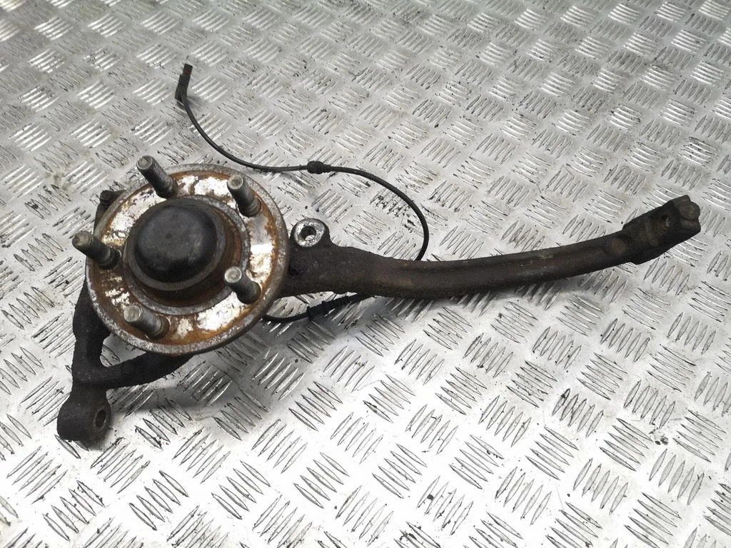 Front wheel hub – right