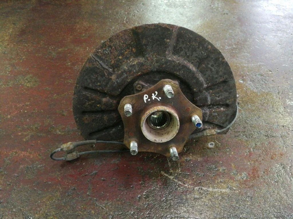 Front wheel hub – left
