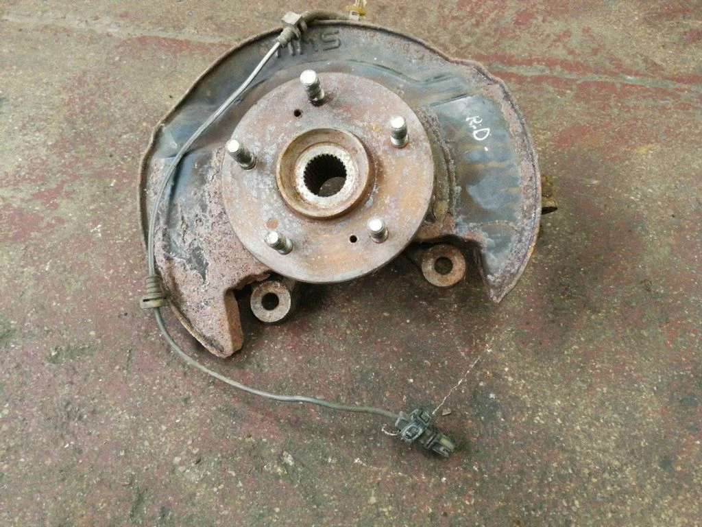 Front wheel hub – right