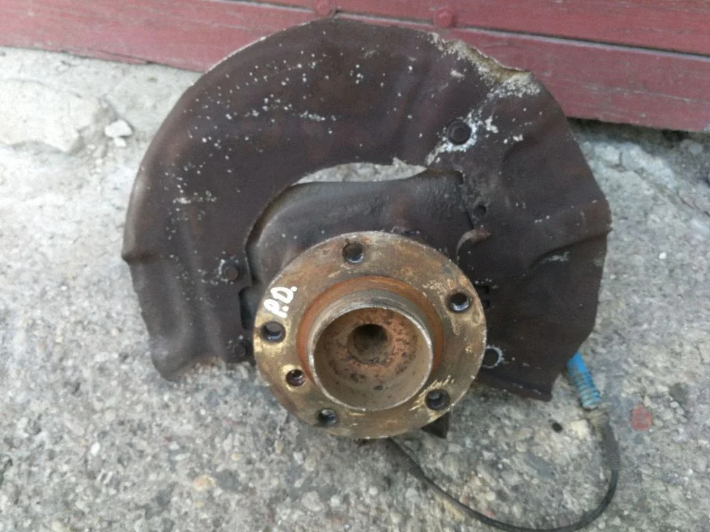 Front wheel hub – right