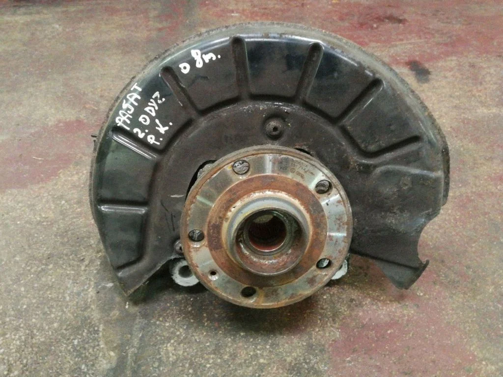 Front wheel hub – left