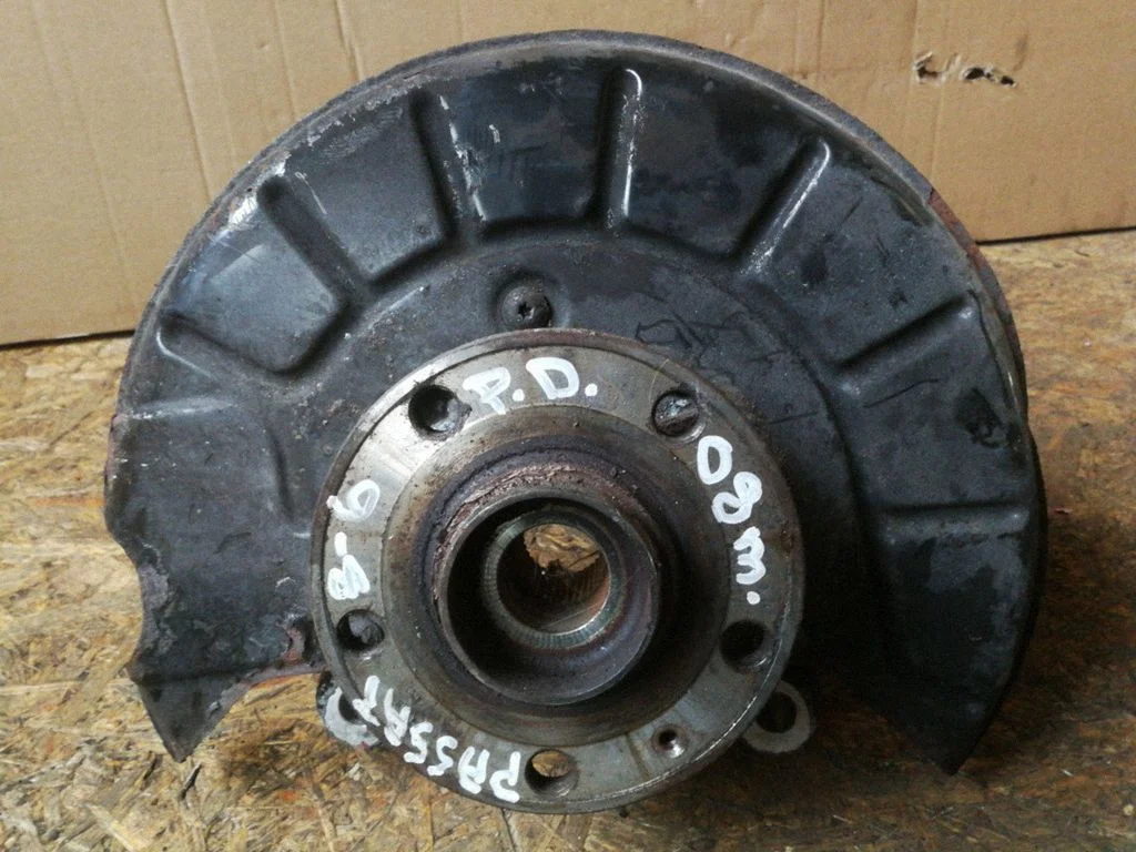 Front wheel hub – right