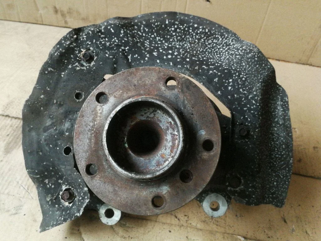 Front wheel hub – left