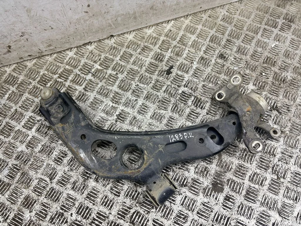 Front lower control arm/wishbone – left