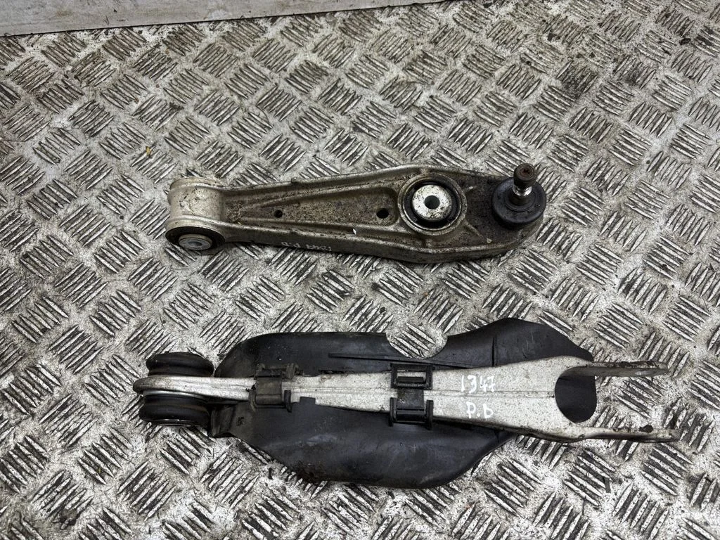 Front lower control arm/wishbone – right