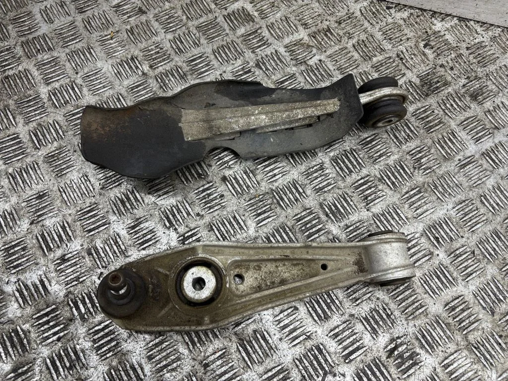 Front lower control arm/wishbone – left