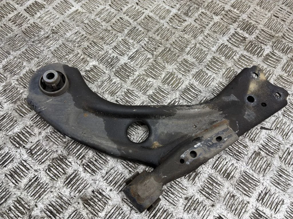 Front lower control arm/wishbone – right