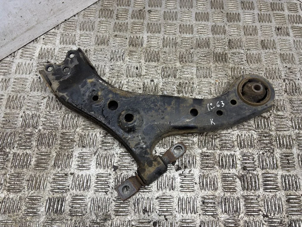 Front lower control arm/wishbone – left