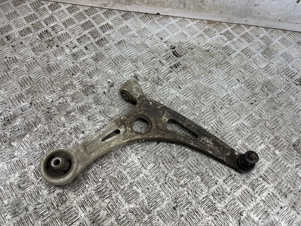 Front lower control arm/wishbone – right