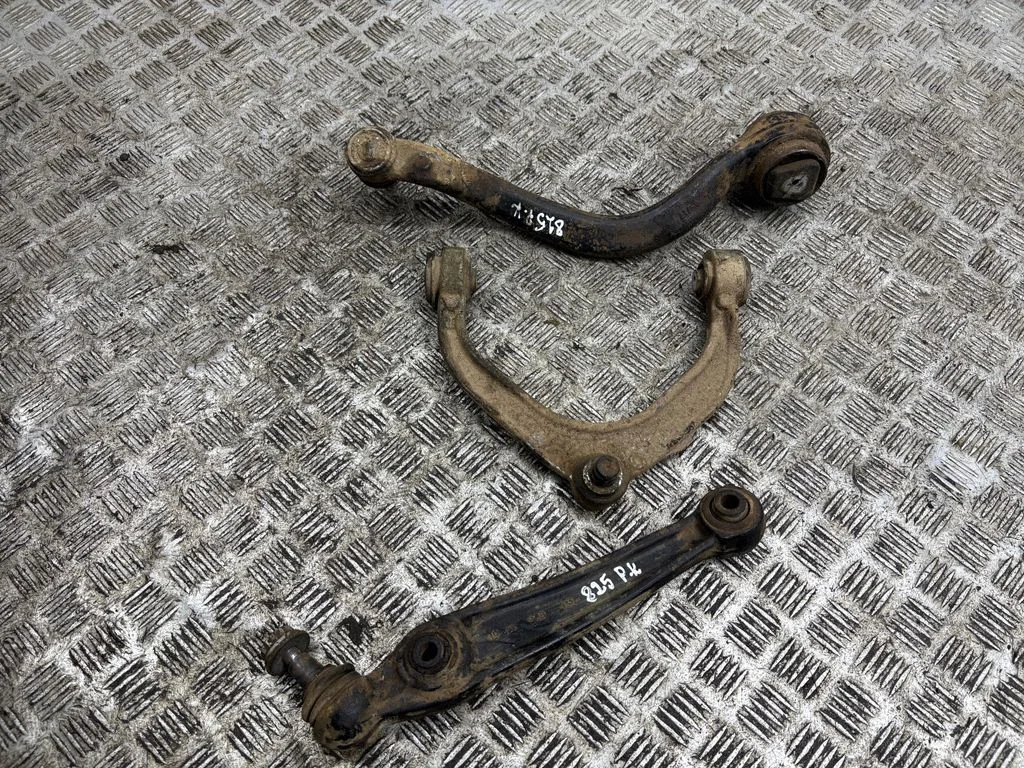 Front lower control arm/wishbone – left