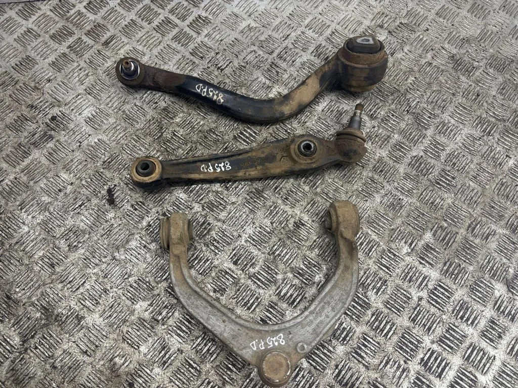Front lower control arm/wishbone – right