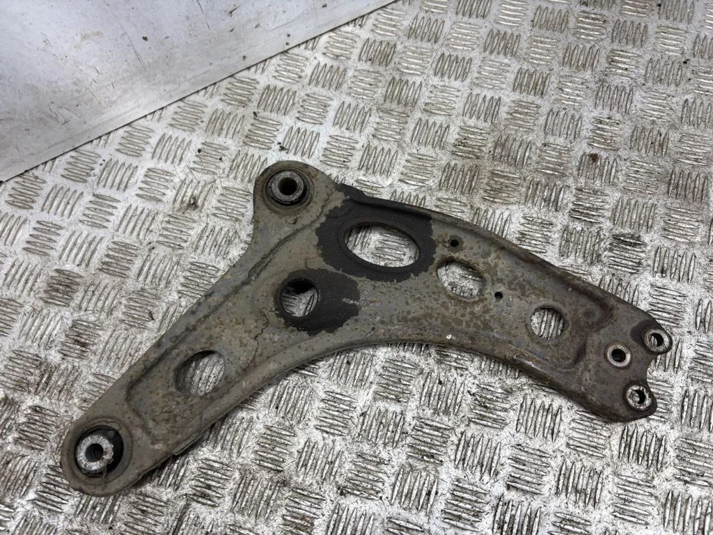 Front lower control arm/wishbone – left