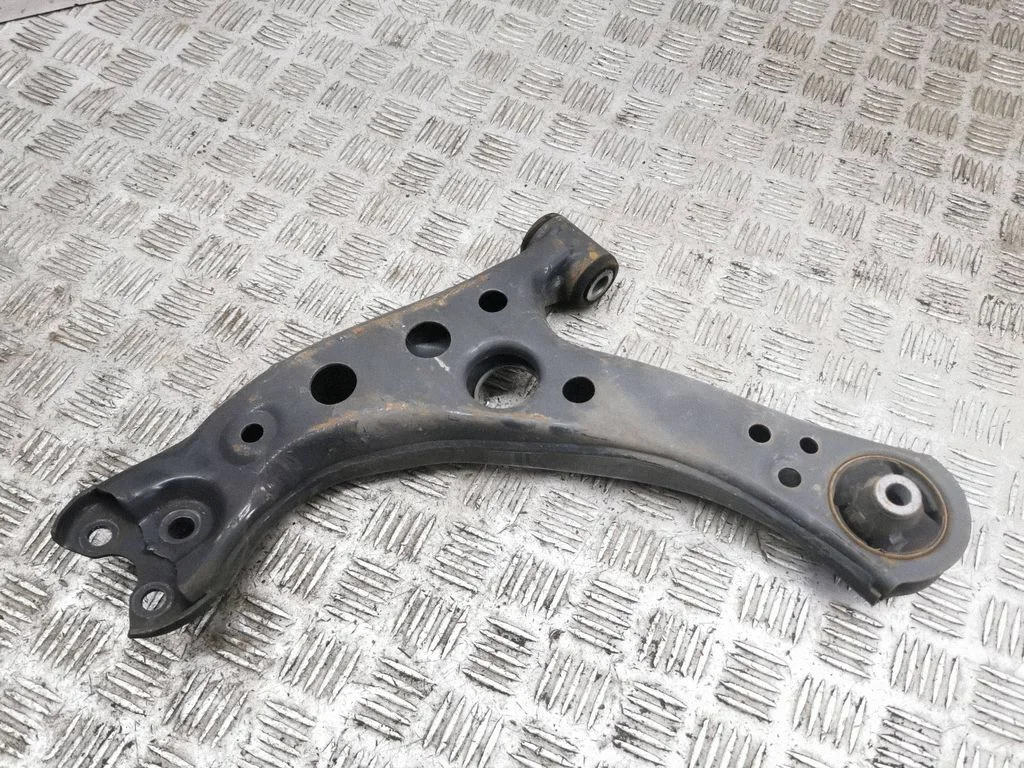 Front lower control arm/wishbone – right