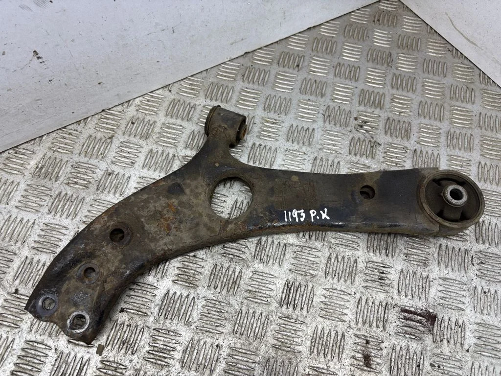Front lower control arm/wishbone – left