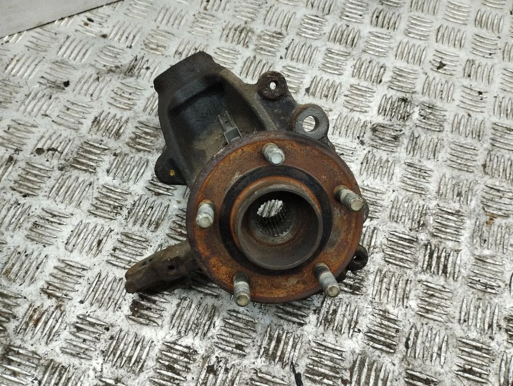Front wheel hub – right