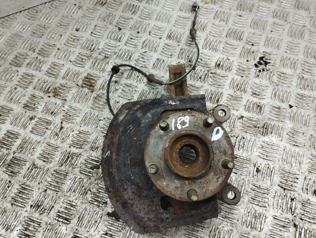 Front wheel hub – right