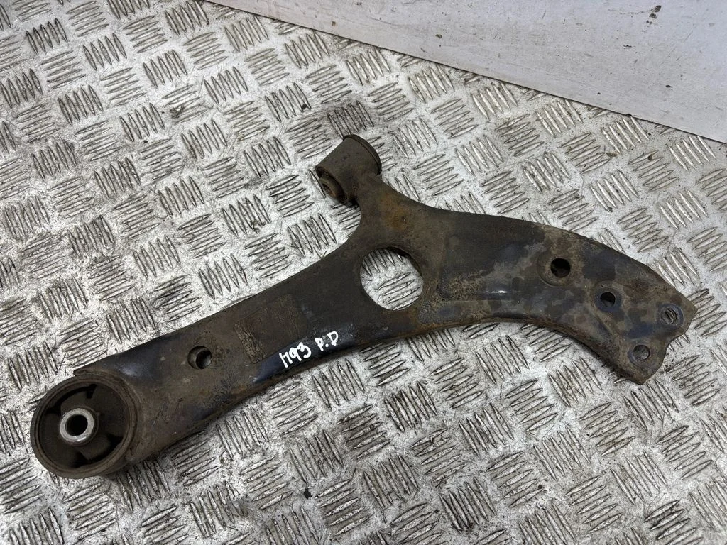 Front lower control arm/wishbone – right