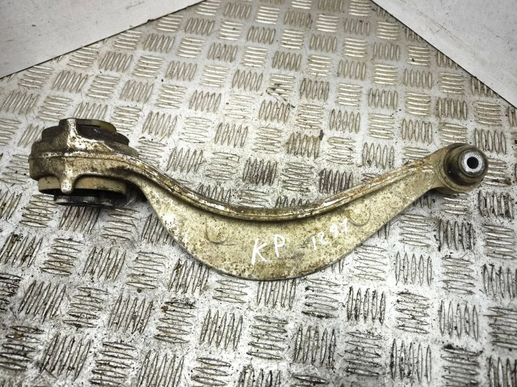 Front lower control arm/wishbone – left