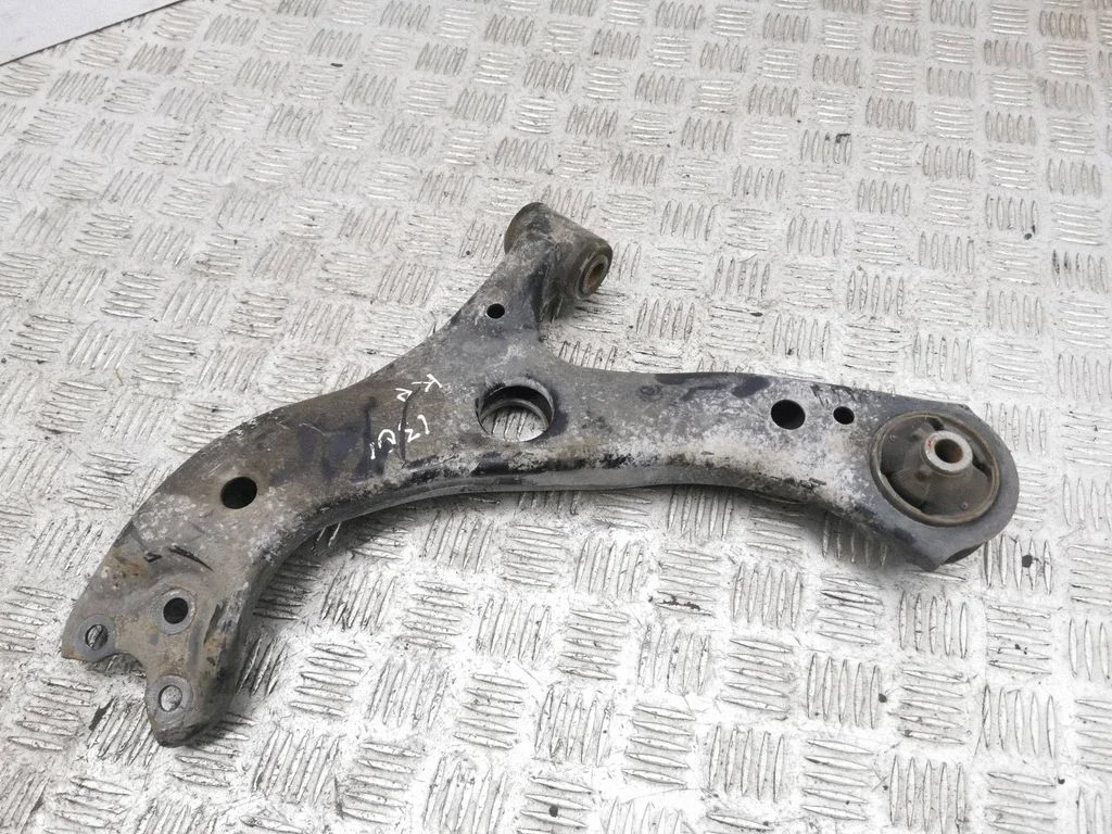 Front lower control arm/wishbone – left