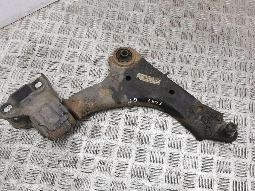 Front lower control arm/wishbone – right