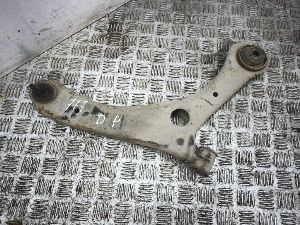 Front lower control arm/wishbone – right