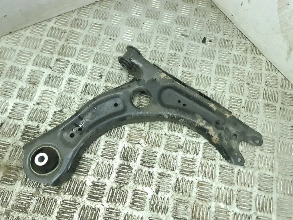 Front lower control arm/wishbone – right