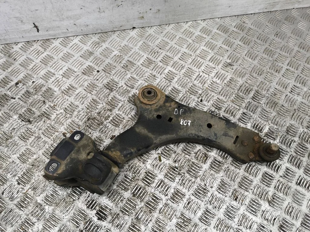 Front lower control arm/wishbone – right