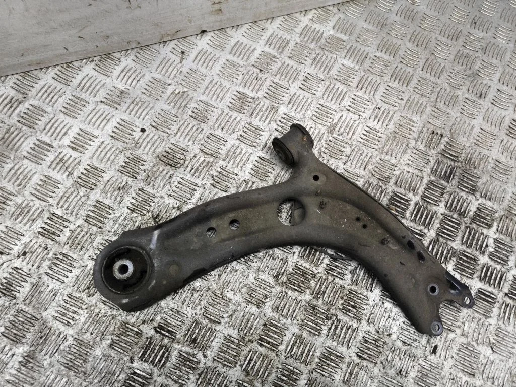 Front lower control arm/wishbone – right