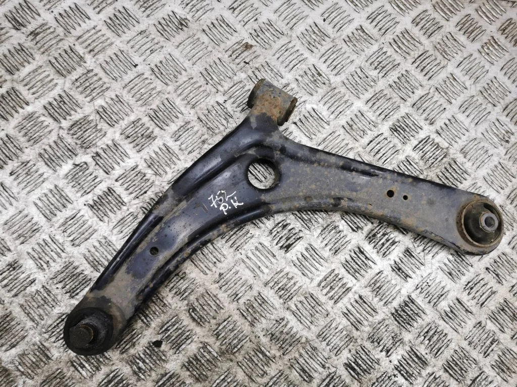 Front lower control arm/wishbone – left