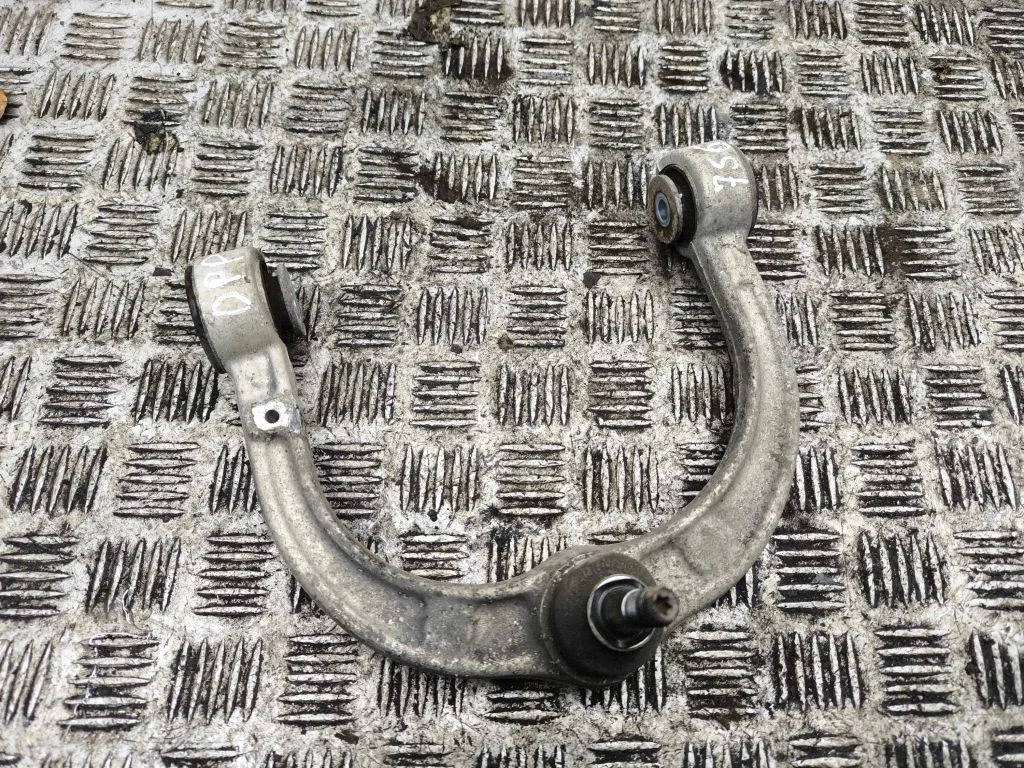 Front lower control arm/wishbone – right