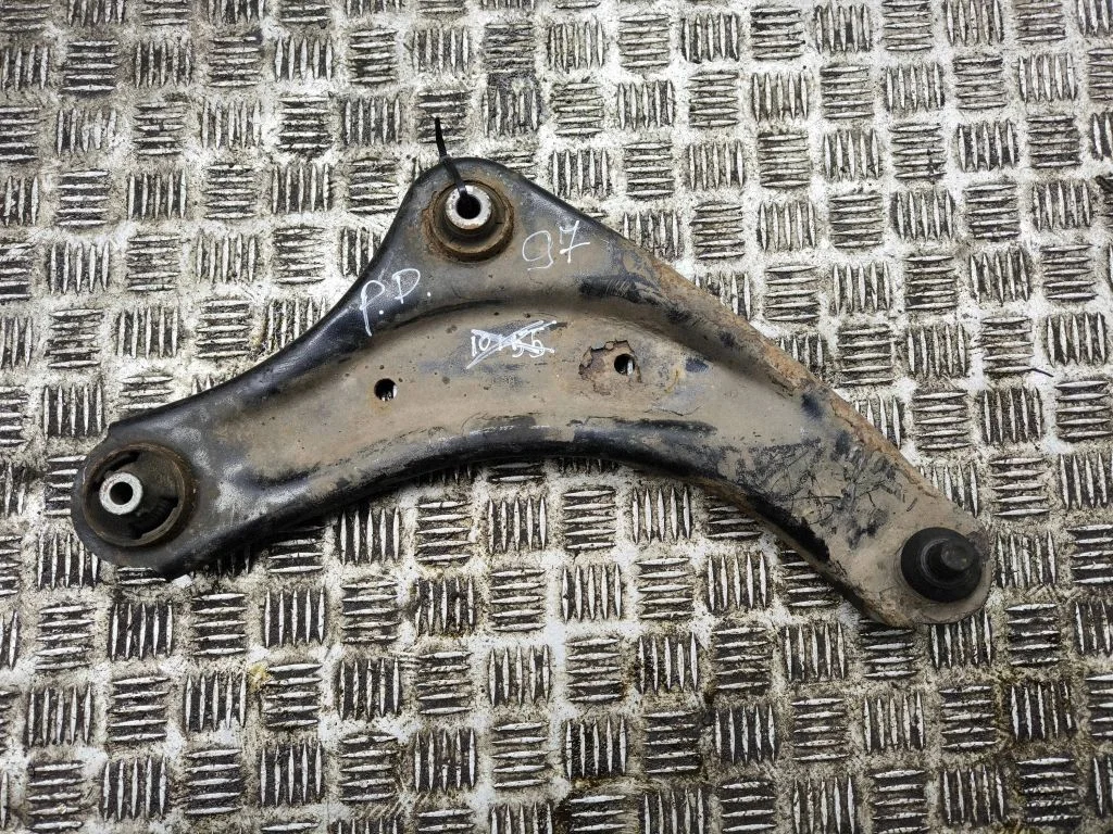 Front lower control arm/wishbone – right