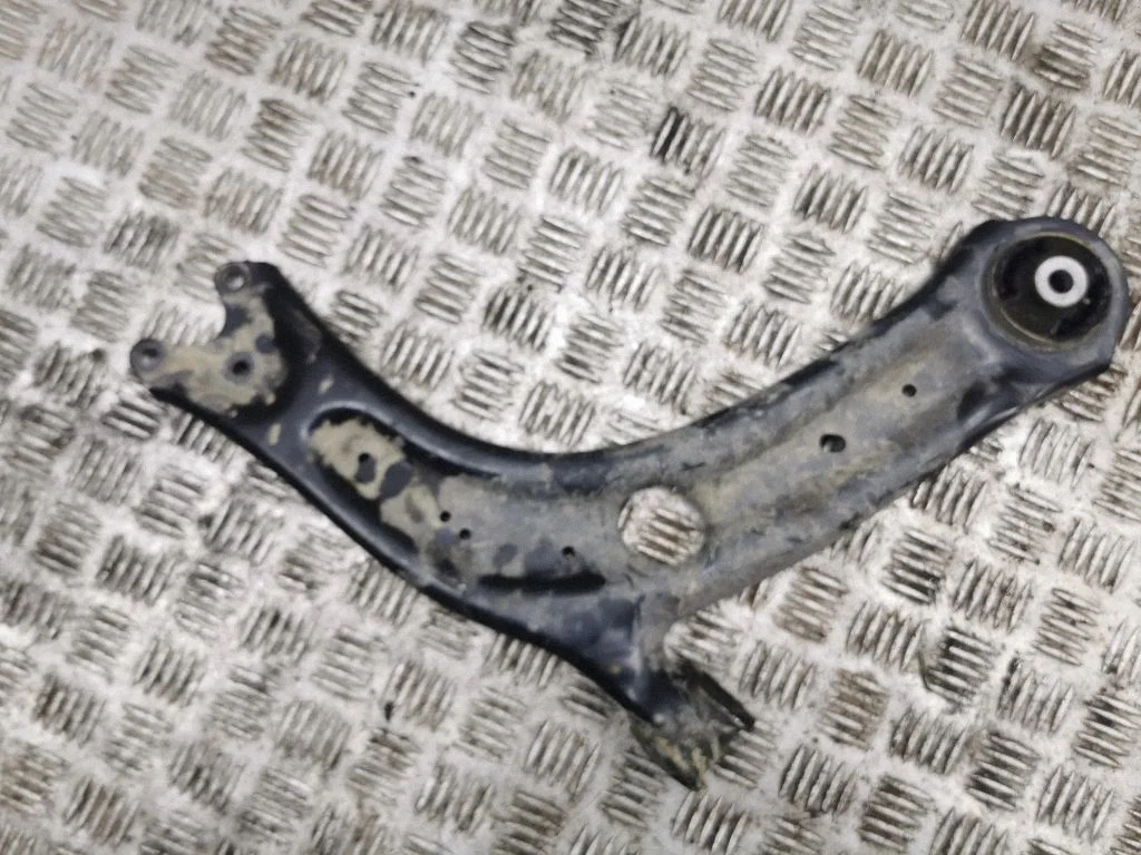 Front lower control arm/wishbone – right