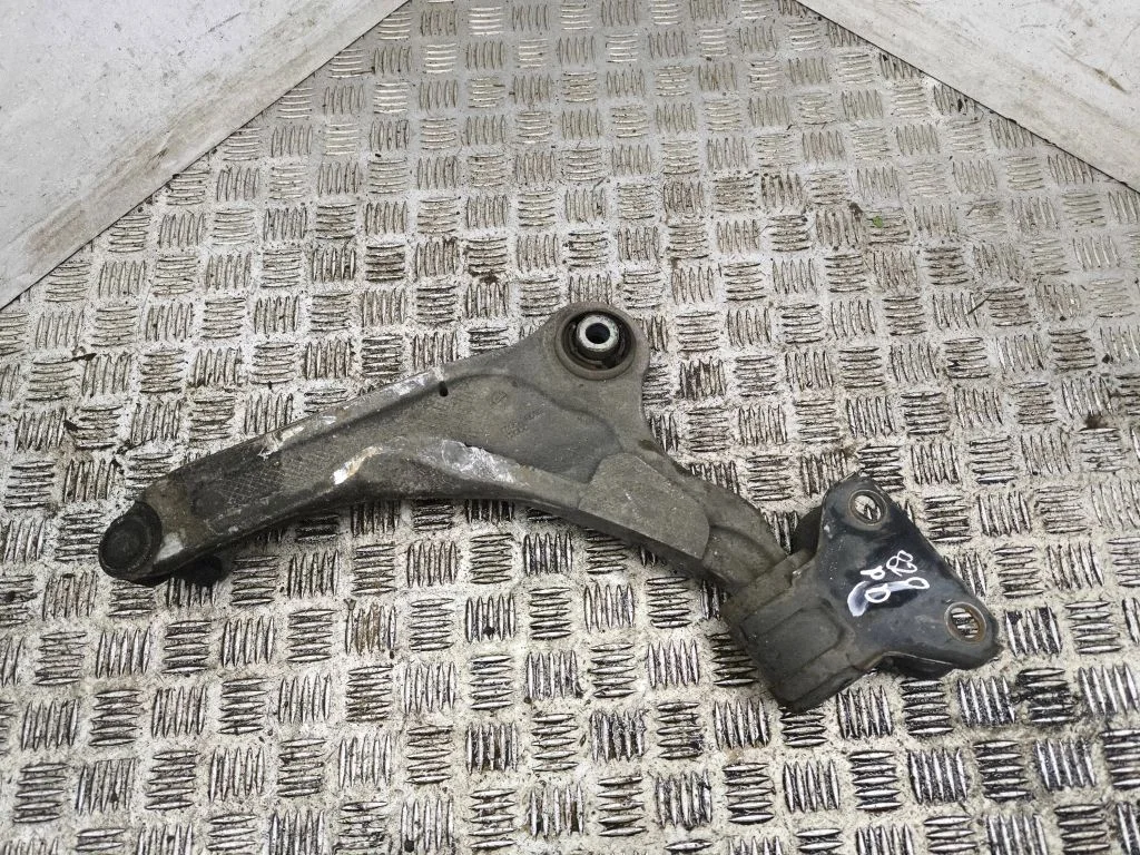Front lower control arm/wishbone – right