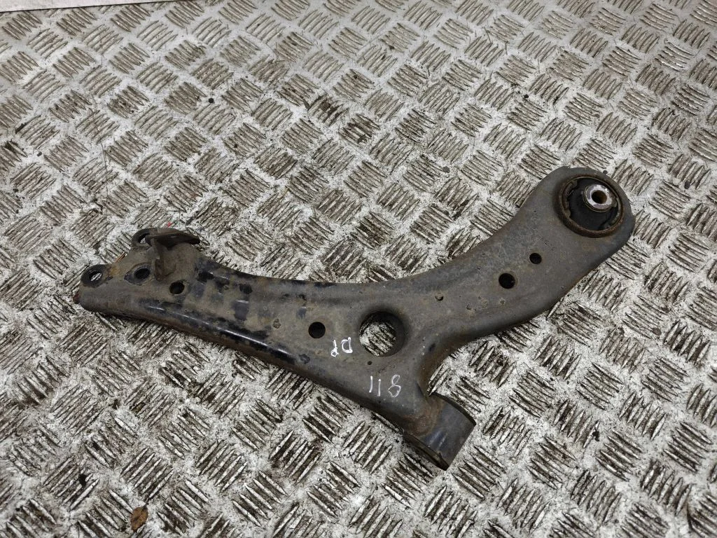 Front lower control arm/wishbone – right