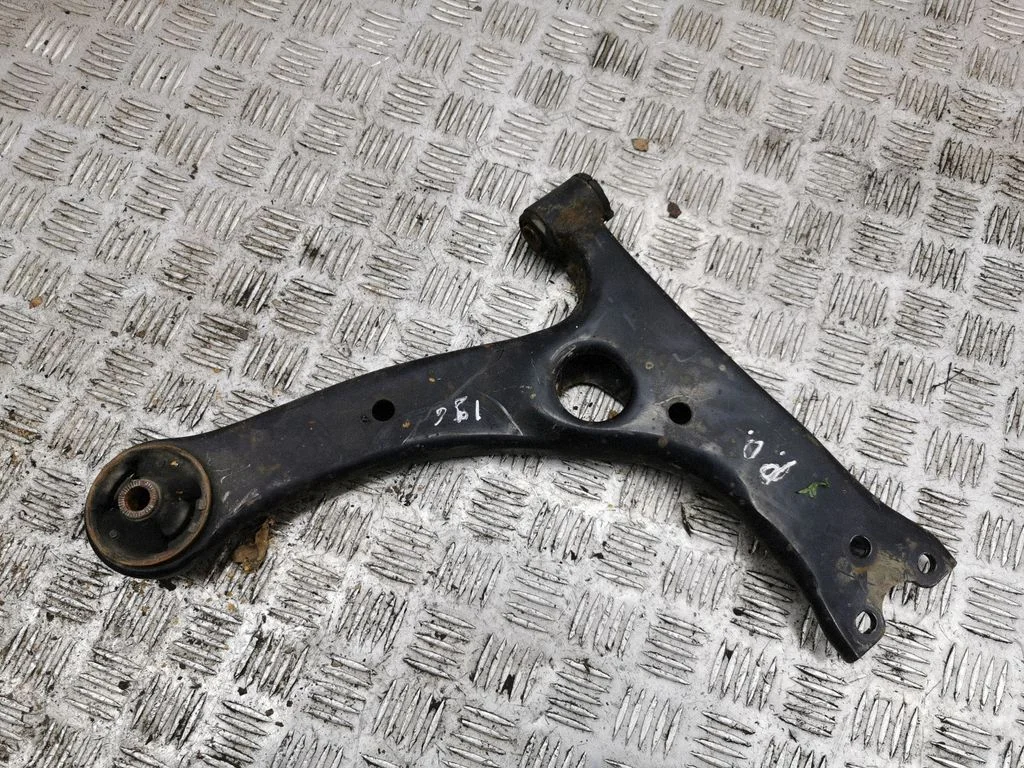 Front lower control arm/wishbone – right