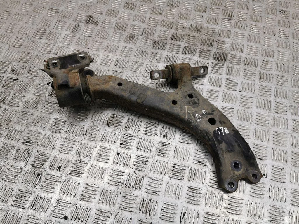 Front lower control arm/wishbone – right