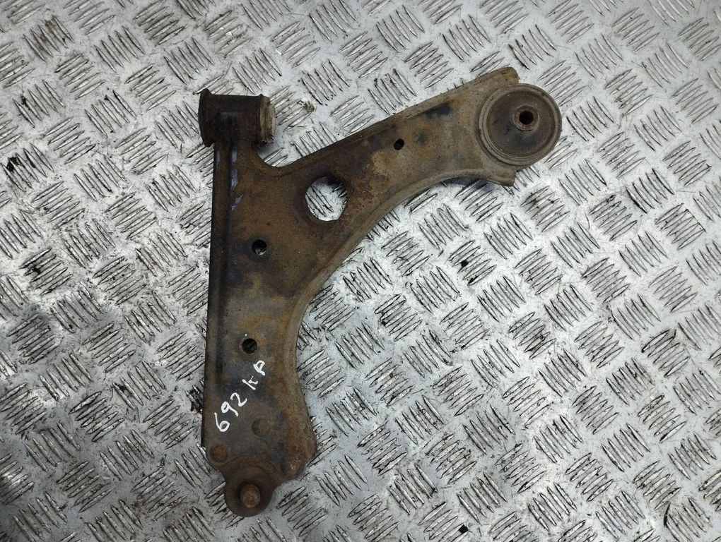 Front lower control arm/wishbone – left