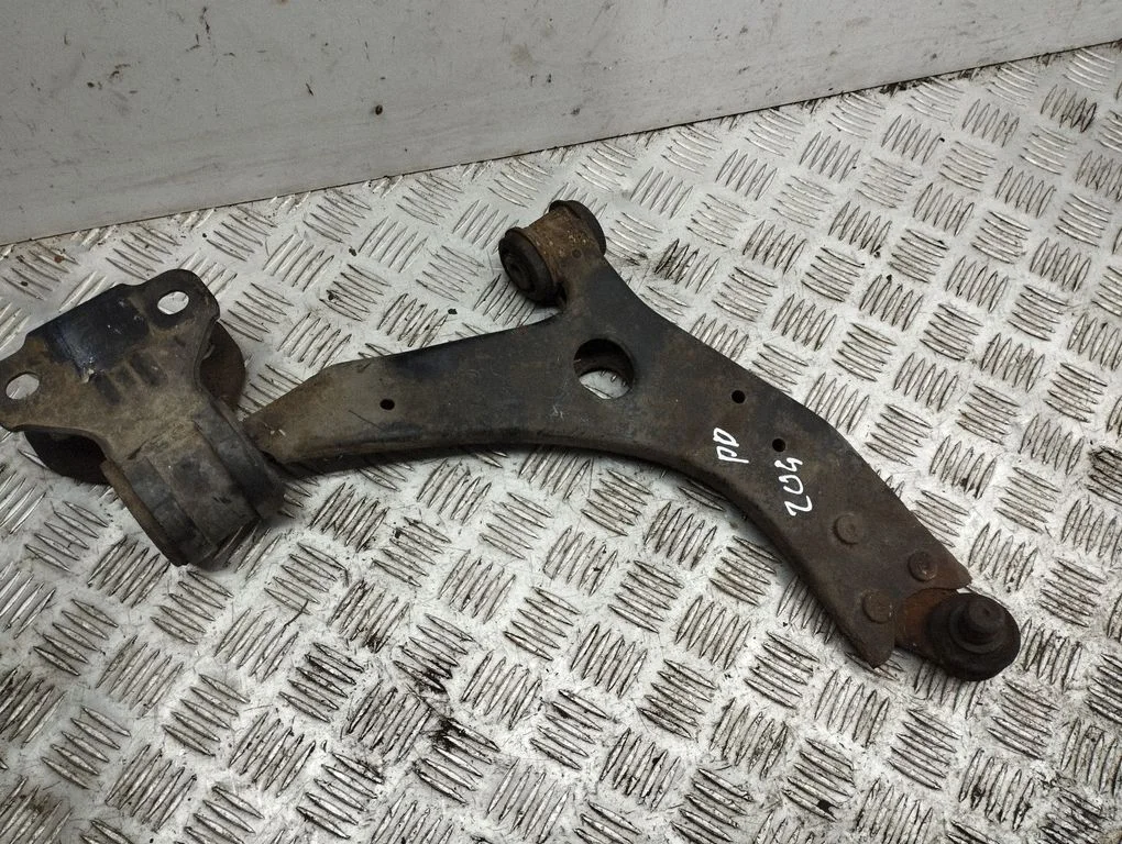 Front lower control arm/wishbone – right