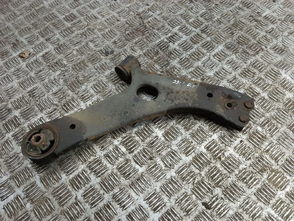 Front lower control arm/wishbone – right