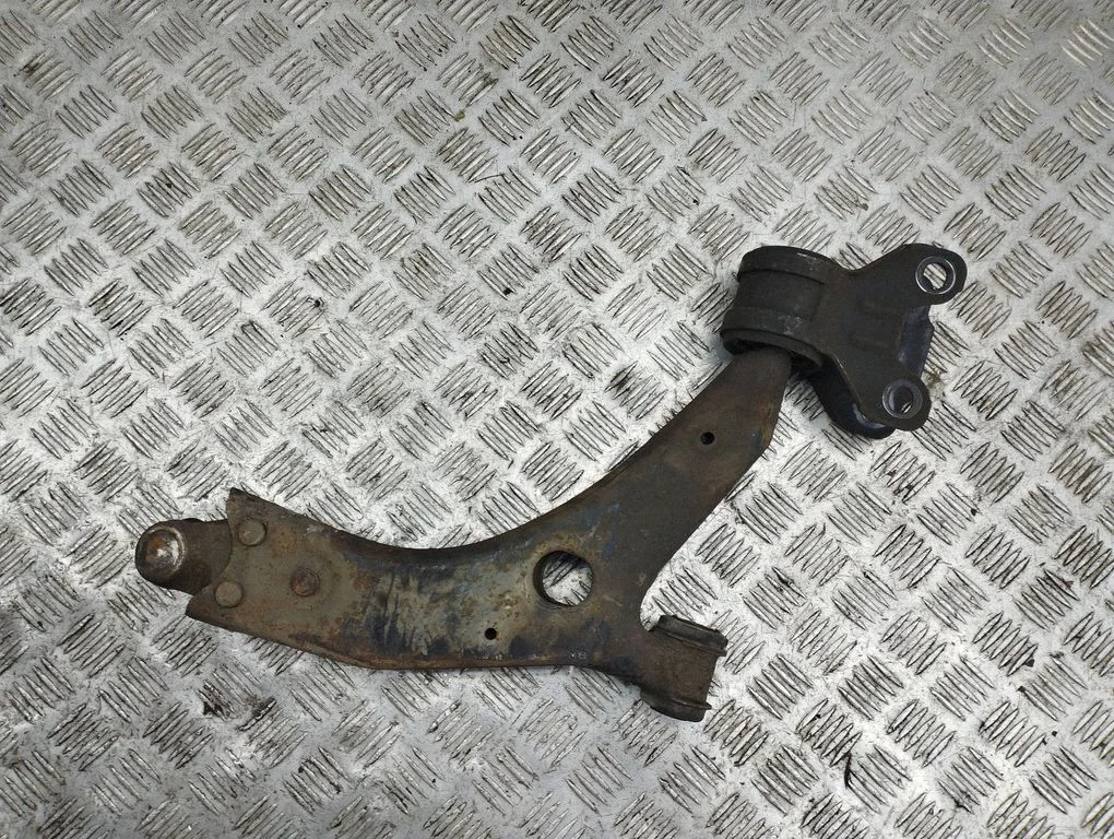 Front lower control arm/wishbone – left