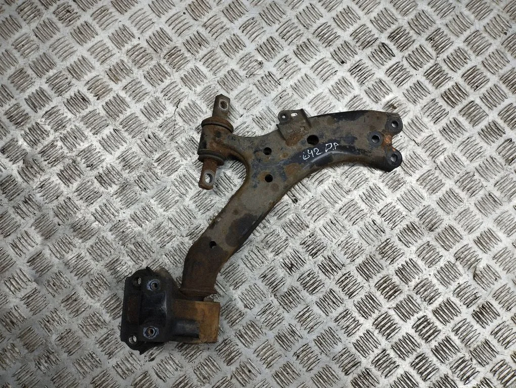 Front lower control arm/wishbone – right