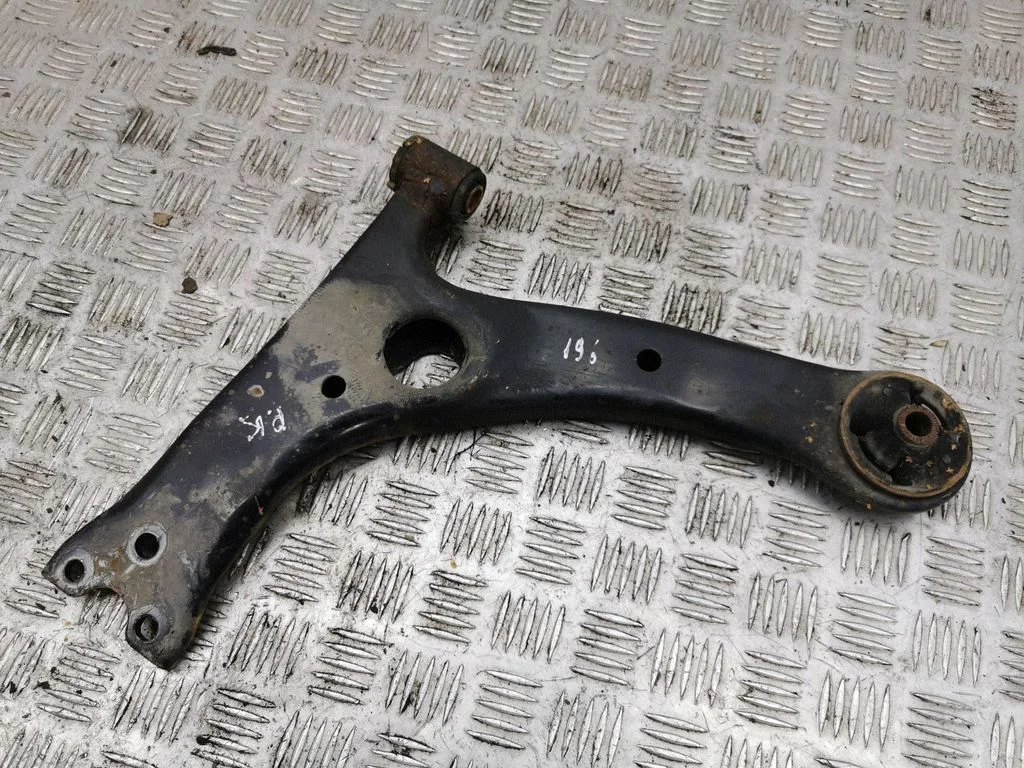 Front lower control arm/wishbone – left
