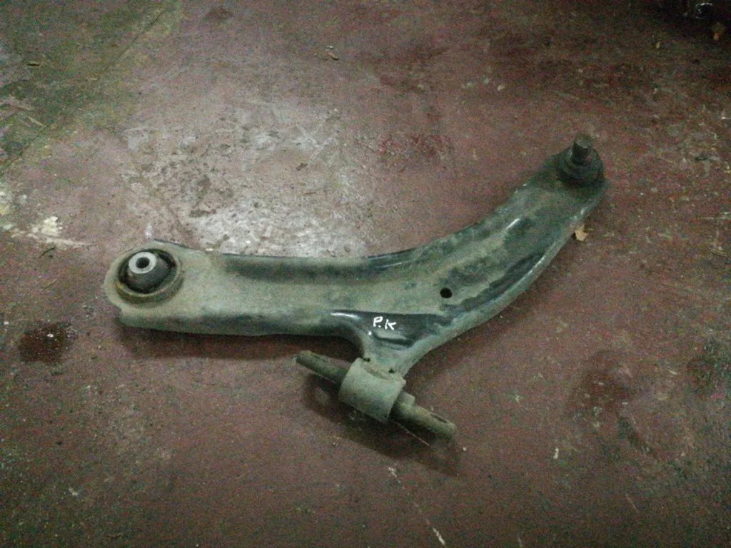 Front lower control arm/wishbone – left