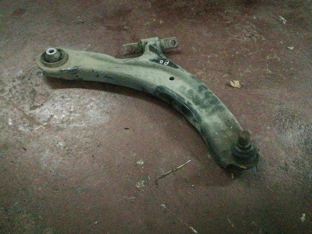 Front lower control arm/wishbone – right